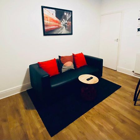 Spacious Four Bedroom Home 3 Bathrooms - Coventry Bagian luar foto