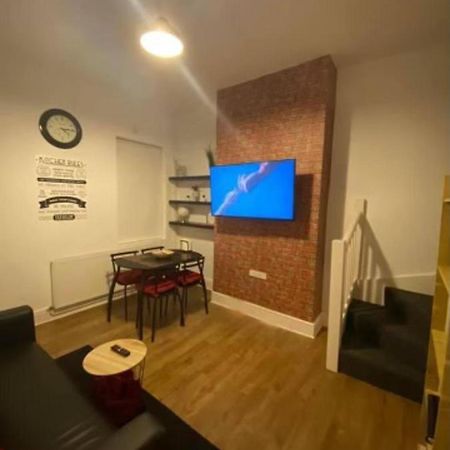 Spacious Four Bedroom Home 3 Bathrooms - Coventry Bagian luar foto