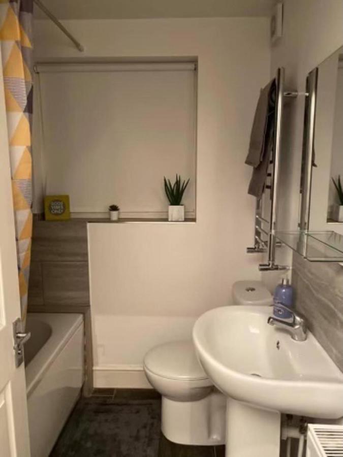 Spacious Four Bedroom Home 3 Bathrooms - Coventry Bagian luar foto