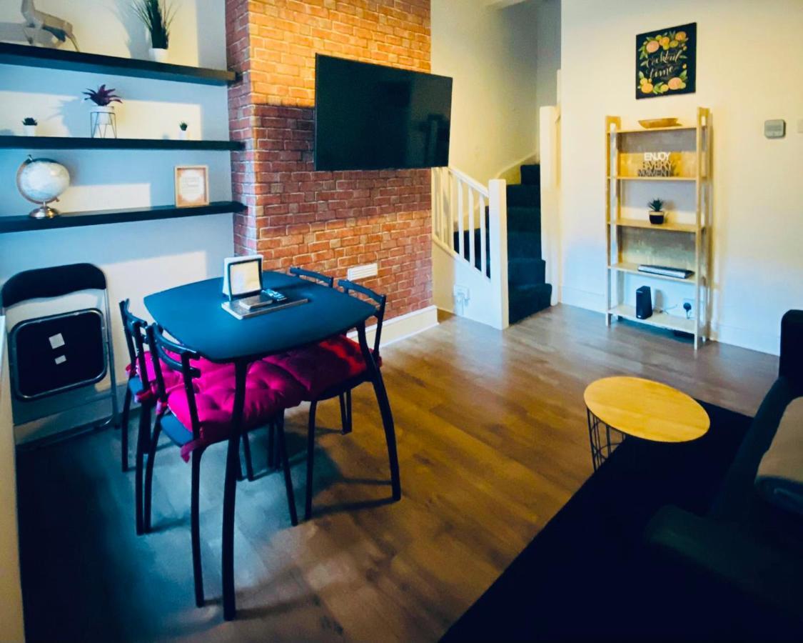 Spacious Four Bedroom Home 3 Bathrooms - Coventry Bagian luar foto