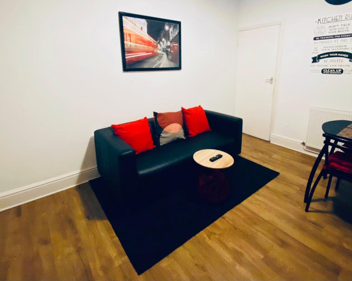 Spacious Four Bedroom Home 3 Bathrooms - Coventry Bagian luar foto