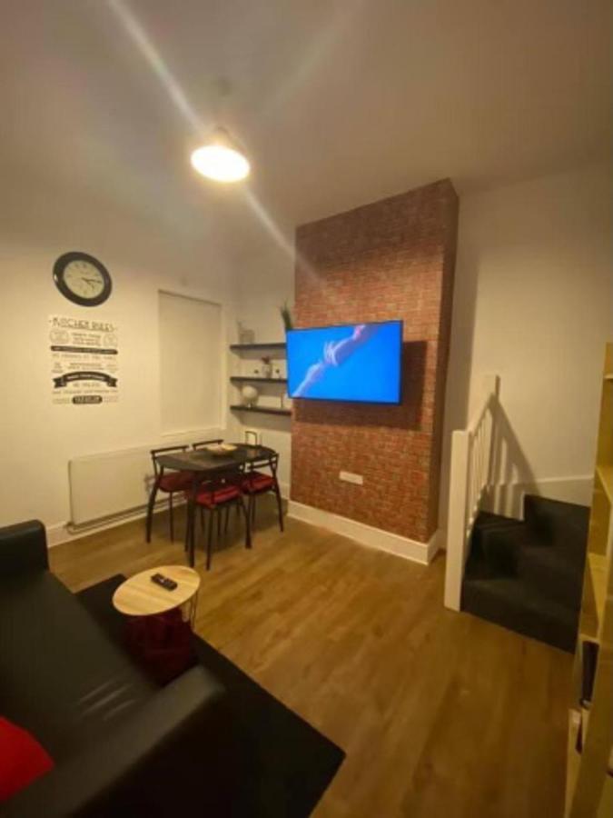 Spacious Four Bedroom Home 3 Bathrooms - Coventry Bagian luar foto