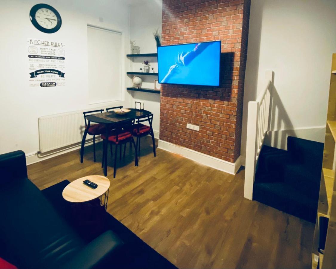 Spacious Four Bedroom Home 3 Bathrooms - Coventry Bagian luar foto
