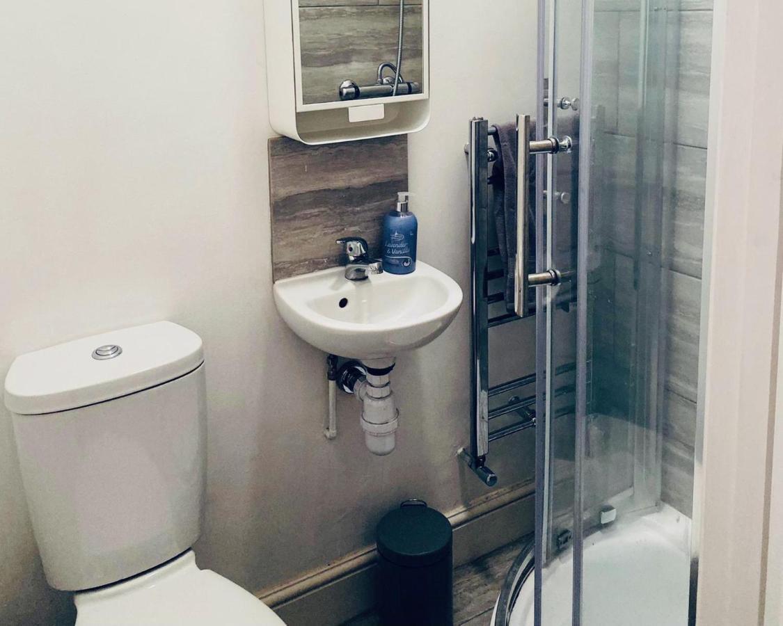 Spacious Four Bedroom Home 3 Bathrooms - Coventry Bagian luar foto