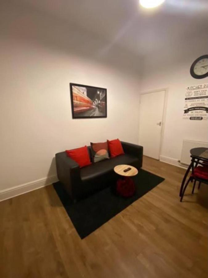 Spacious Four Bedroom Home 3 Bathrooms - Coventry Bagian luar foto